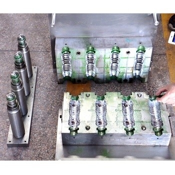 4 cavidades acarician el plástico de la máquina del moldeo por insuflación de aire comprimido pueden sacudir las botellas semi automáticas