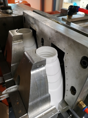 El lavadero plástico embotella velocidad de la máquina del moldeo por insuflación de aire comprimido de la protuberancia